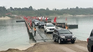 General Phan Van Giang commends troops building pontoon bridge over Lo river